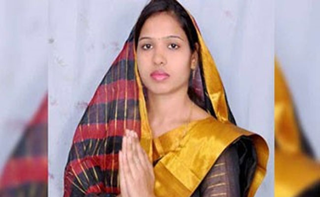 ఆలయంలోకి వెళ్లిన మహిళా ఎమ్మెల్యే.. గంగా జలంతో శుద్ధి చేసిన గ్రామస్థులు