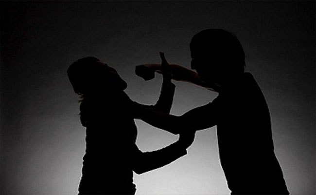 బేగం పేట పోలీస్ స్టేషన్ లో వ్యక్తి ఉన్మాదం బేగం పేట పోలీస్ స్టేషన్ లో వ్యక్తి ఉన్మాదం