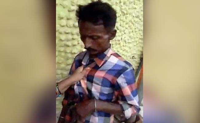 మహిళలను చూస్తూ కామాంధుడి వికృత చర్య..