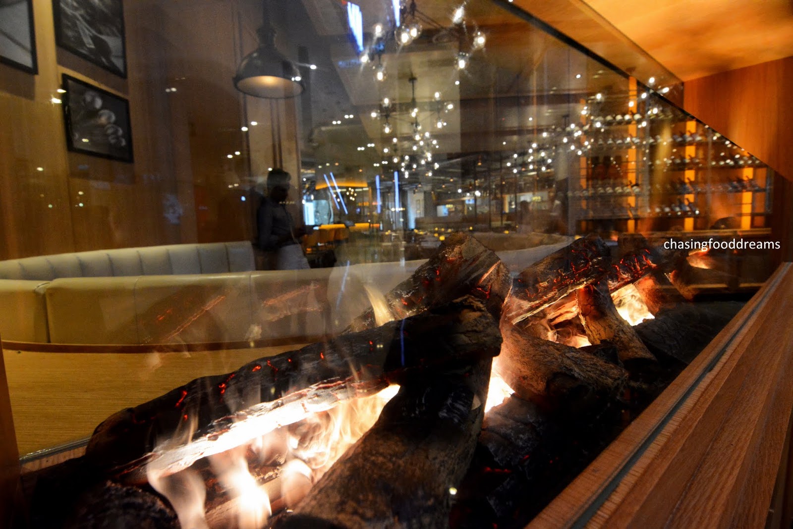 అమెరికా రెస్టారెంట్ లో కాల్పులు.