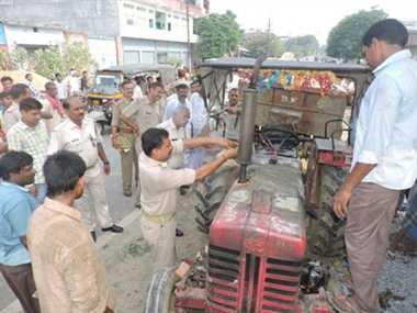 తార్నాకలో అదుపు తప్పి డివైడర్‌ను ఢీ కొన్న కాంక్రీట్‌ లారీ