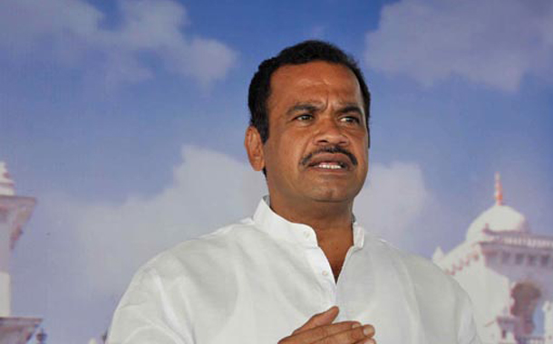 గవర్నర్ పై హెడ్ ఫోన్ విసరలేదు గవర్నర్ పై హెడ్ ఫోన్ విసరలేదు