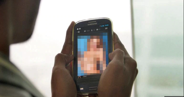 నేవీ కమాండర్‌ పైత్యం.. భార్య ఫోటోలను..