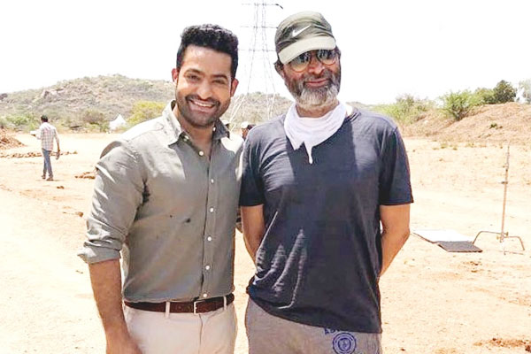 త్రివిక్రమ్ పెన్ను పేల్చినా తూటాలు