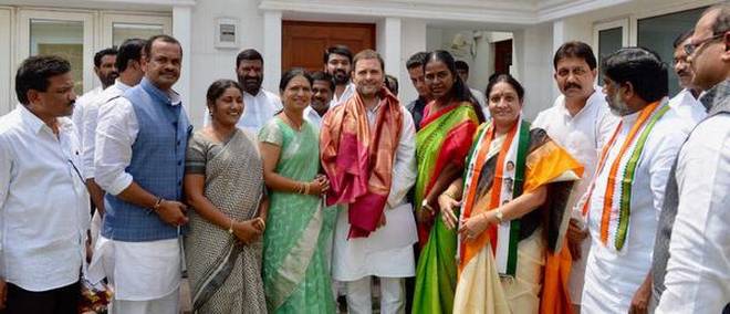 కాంగ్రెస్‌ పార్టీలో కుర్చీల కుమ్ములాట...సీఎం పదవిపైనే ముగ్గురు నేతల కన్ను