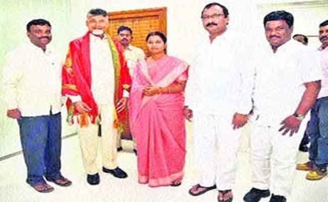 చంద్రబాబును కలిసిన కాంగ్రెస్ ఎమ్మెల్యే చంద్రబాబును కలిసిన కాంగ్రెస్ ఎమ్మెల్యే