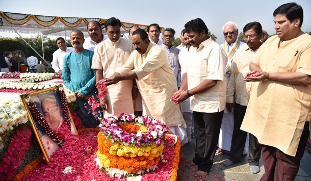 నేడు పీవీ 14వ వర్ధంతి..నివాళులర్పించిన నేతలు నేడు పీవీ 14వ వర్ధంతి..నివాళులర్పించిన నేతలు