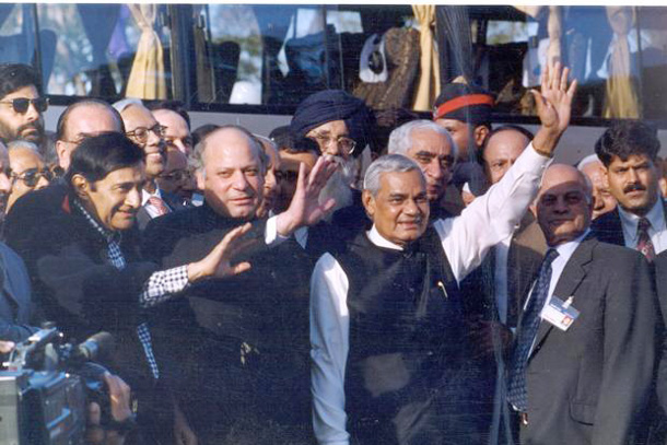 లాహోర్ కు బస్సు యాత్రతో వాజ్ పేయి సరికొత్త చరిత్ర