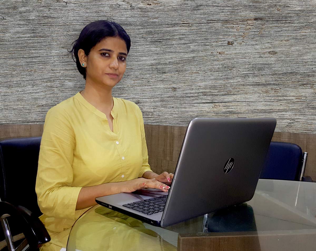 కలెక్టర్‌ గారి భార్యగా కష్టమెరుగని జీవితం కానీ