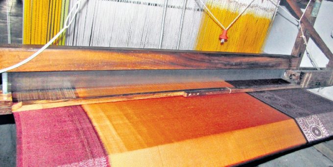 ఒకే చీరలో 220 రంగులు... సిరిసిల్ల నేతన్న ప్రతిభ