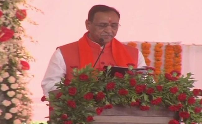 సీఎంగా ప్రమాణస్వీకారం చేసిన రూపానీ