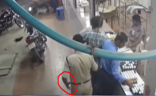 కోడిగుడ్లు కొట్టేసిన కానిస్టేబుల్..