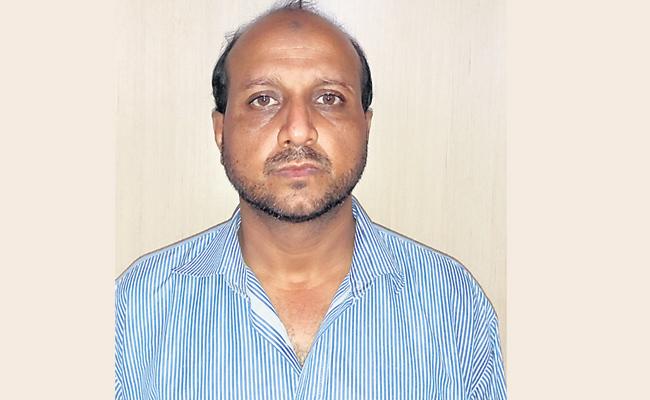 ‘కూతురి’ ఫోటోలు తీసి కటకటాల్లోకి..