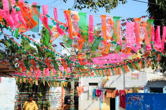 అభ్యర్థులు వర్సెస్ అసమ్మతి నేతలు... ఇదీ గులాజీ రాజకీయం