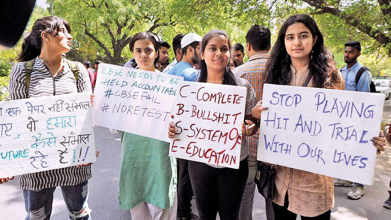 సీబీఎస్ఈ లీకేజీ : మగ్గురు నిందితులు అరెస్ట్ సీబీఎస్ఈ లీకేజీ : మగ్గురు నిందితులు అరెస్ట్