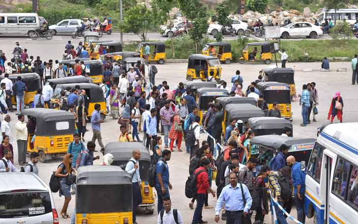 సమ్మెతో ప్రయాణికులకు ఇబ్బందులు కమ్మే