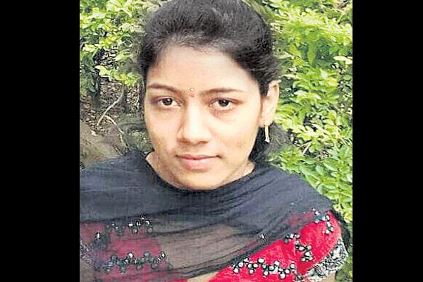 చెల్లెలిపై కత్తితో దాడి చేసిన అన్న