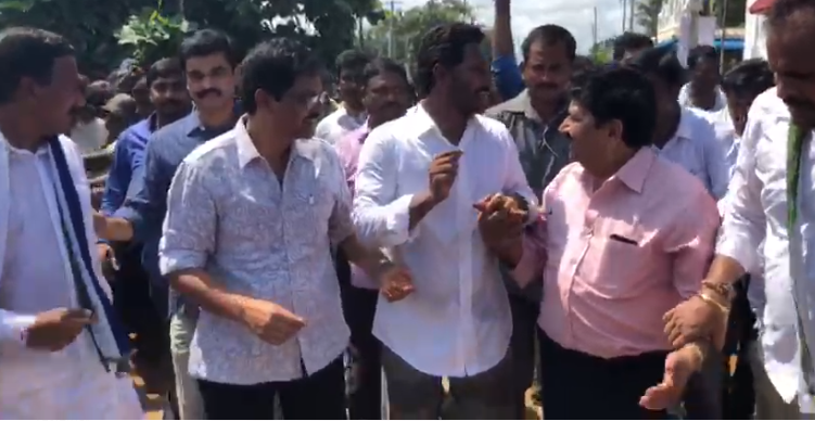 జగన్ ను కలిసిన టాలీవుడ్ దర్శకుడు, నిర్మాత