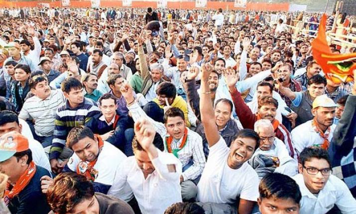 గెలుపే లక్ష్యం... ఓటరుకు గాలం!! టార్గెట్ యూత్ గెలుపే లక్ష్యం... ఓటరుకు గాలం!! టార్గెట్ యూత్