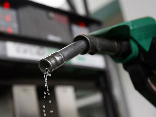 స్వల్పంగా తగ్గిన పెట్రోల్ డీజిల్ ధరలు