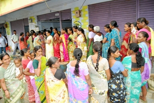 తెలంగాణలో పోలింగ్ ప్రారంభమైంది.