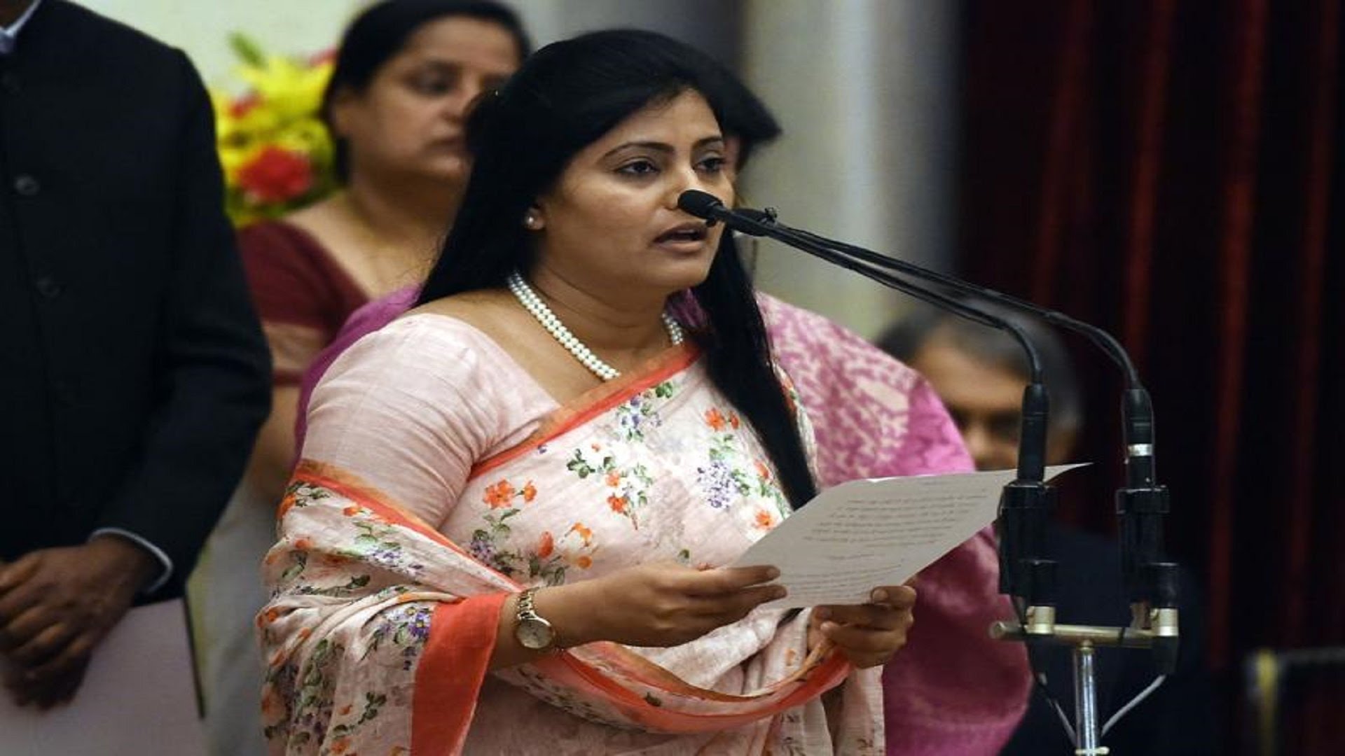 నడి రోడ్డుపై కేంద్రమంత్రికి వేధింపులు