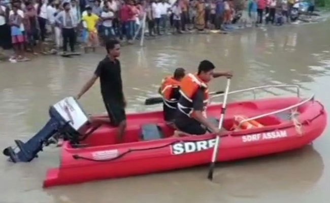 విరిగిన పడవ.. ఇద్దరు దుర్మరణం.. 26 మంది గల్లంతు..