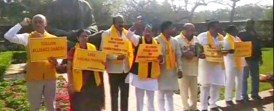 పార్లమెంటు ఆవరణలో తెదేపా, వైకాపా ఆందోళనలు పార్లమెంటు ఆవరణలో తెదేపా, వైకాపా ఆందోళనలు