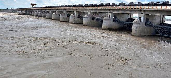 డేంజర్లో పడిన సుంకేసుల డ్యామ్.. డేంజర్లో పడిన సుంకేసుల డ్యామ్..