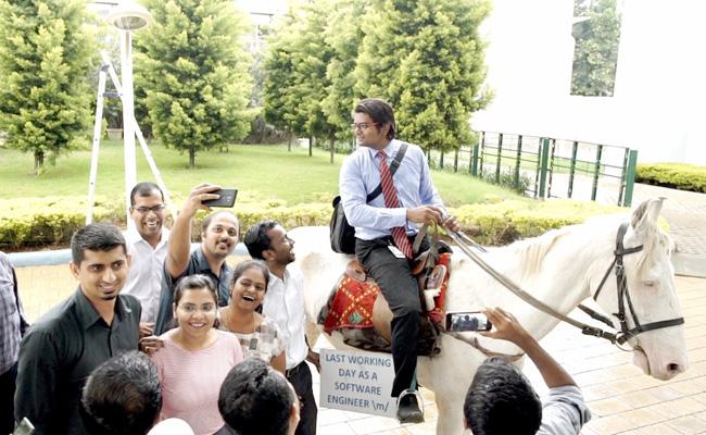 ఆఫీసుకు గుర్రంపై వెళ్లిన ఉద్యోగి