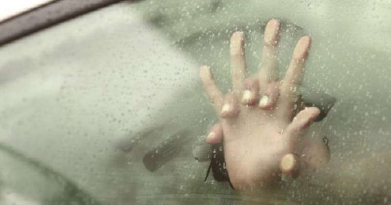 మాజీ ప్రియుడిని నదిలో తోసేసిన మహిళ..