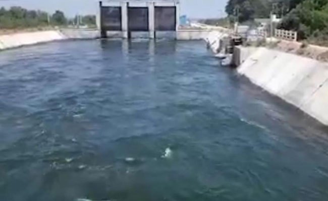 ముగ్గురు పిల్లలతో సహా కాలువలోకి దూకిన తల్లి.. పిల్లలు మృతి..