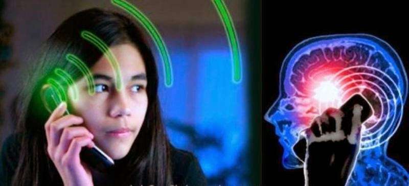 సెల్ఫోన్తో ఎక్కువసేపు గడిపితే డేంజర్ జోన్ లో పడ్డట్లే సెల్ఫోన్తో ఎక్కువసేపు గడిపితే డేంజర్ జోన్ లో పడ్డట్లే