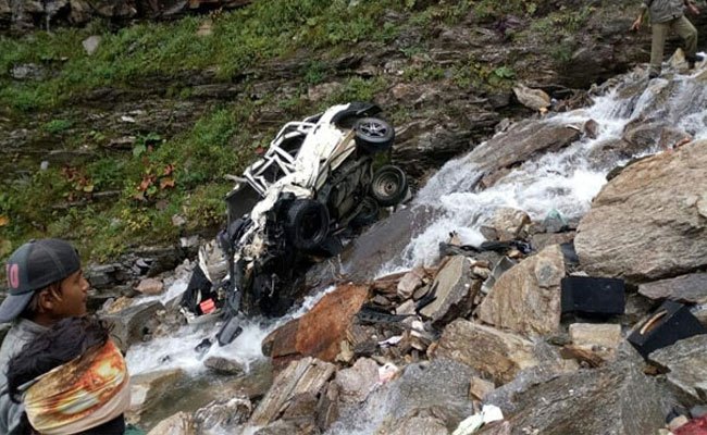 ఘోర రోడ్డు ప్రమాదం : 11 మంది దుర్మరణం