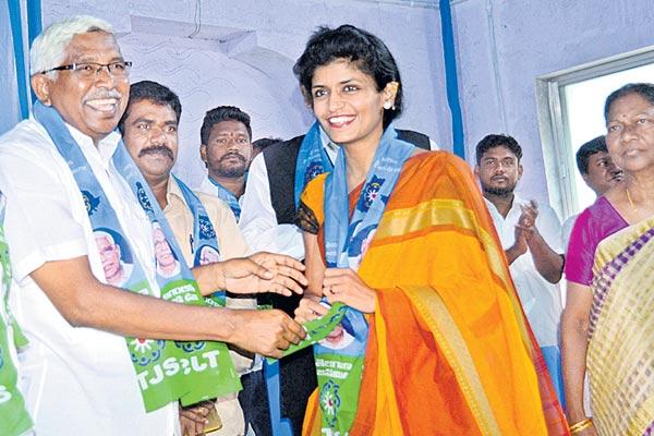 టీజేఎస్‌ లో చేరిన రచనారెడ్డి.. చేరిన వెంటనే..