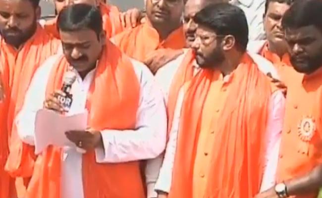 రికార్డు ధర పలికిన బాలాపూర్ లడ్డూ.. పాడుకున్న వ్యక్తి ఎవరంటే.. రికార్డు ధర పలికిన బాలాపూర్ లడ్డూ.. పాడుకున్న వ్యక్తి ఎవరంటే..