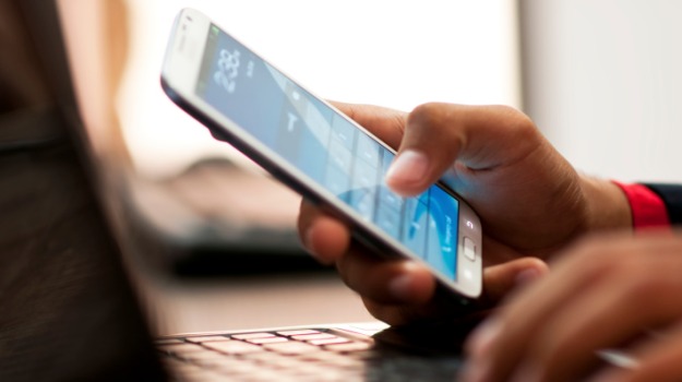 ప్రాణాలు తీసే స్మార్ట్ ఫోన్లు ప్రాణాలు తీసే స్మార్ట్ ఫోన్లు