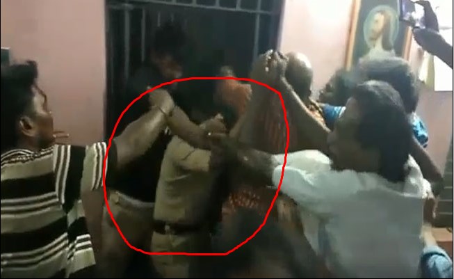 ఎస్సై సహా ముగ్గురు కానిస్టేబుళ్లను చావబాదిన గ్రామస్థులు