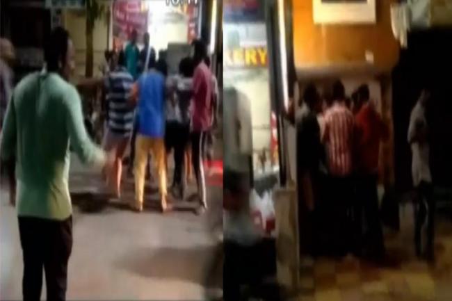 లేడీస్ హాస్టల్ ముందు మందుబాబుల వీరంగం లేడీస్ హాస్టల్ ముందు మందుబాబుల వీరంగం