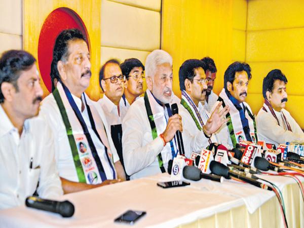 తెలంగాణకు చంద్రబాబు డబ్బు పంపించారు : విజయసాయిరెడ్డి