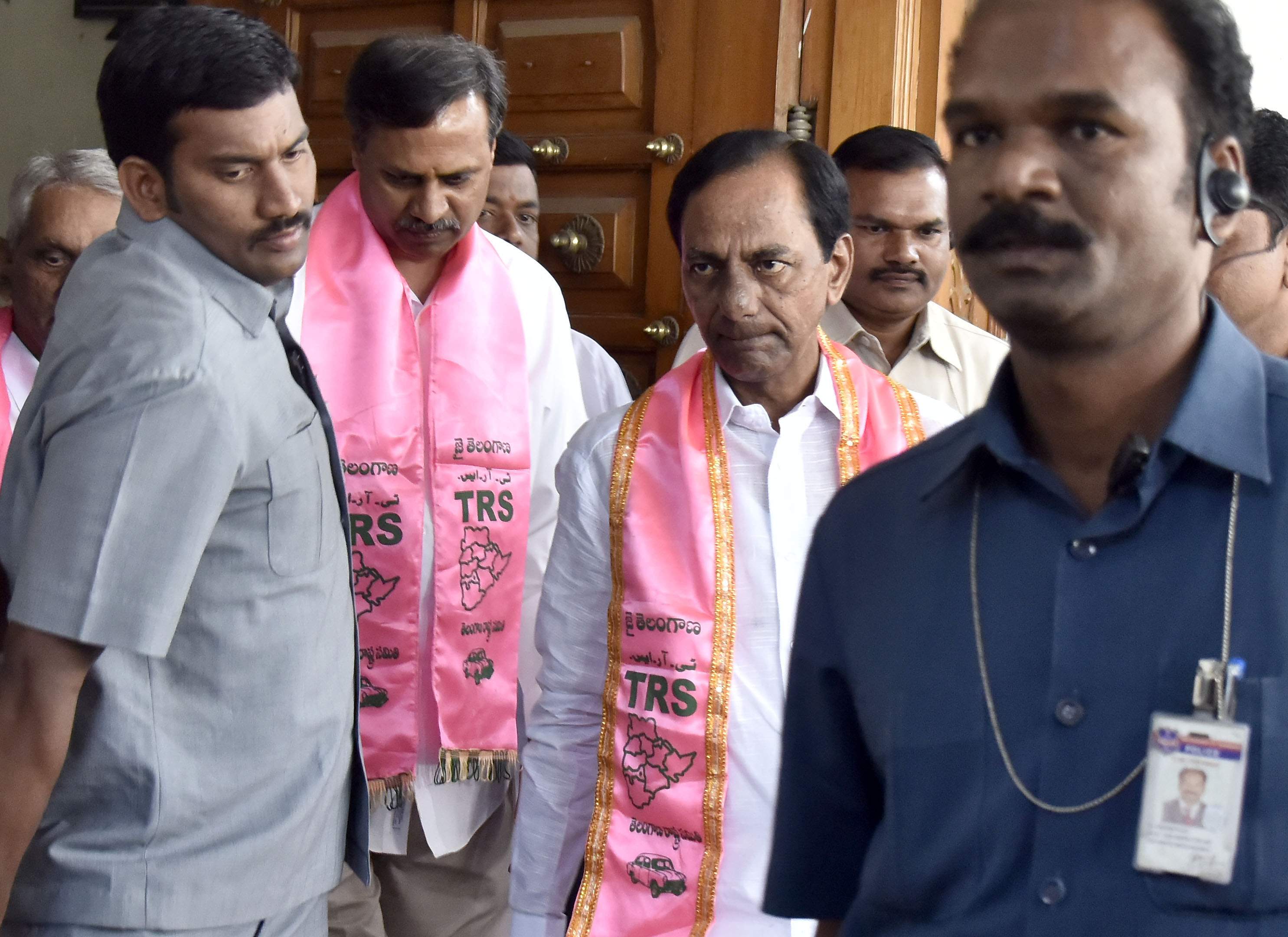 కేసీఆర్...గులాబీల మదిలో మెదలుతున్న బ్రాండ్ నేమ్ కేసీఆర్...గులాబీల మదిలో మెదలుతున్న బ్రాండ్ నేమ్