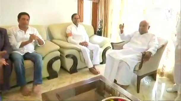 ఫ్రంట్ ఏర్పాటుపై వేగం పెంచిన కేసీఆర్ ఫ్రంట్ ఏర్పాటుపై వేగం పెంచిన కేసీఆర్