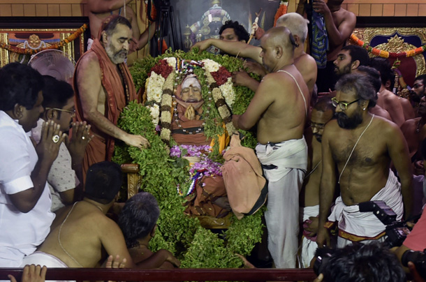 కాసేపట్లో జయేంద్ర సరస్వతి మహాసమాధి కాసేపట్లో జయేంద్ర సరస్వతి మహాసమాధి