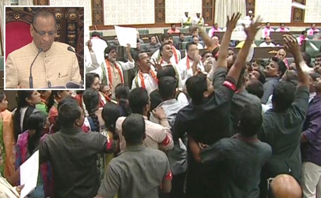 అసెంబ్లీలో కాంగ్రెస్‌ రచ్చరచ్చ.. గవర్నర్‌పైకి పేపర్లు..