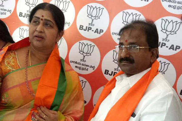 సీఎం చంద్ర‌బాబును తిడితే ప‌ద‌వులు ఖాయం : క‌విత‌