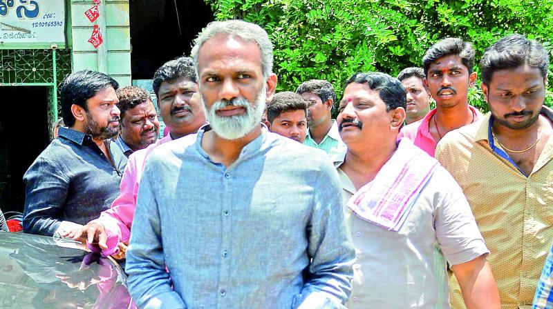 వైసీపీలో ముసలం.. మధ్యలోనే వెళ్లిపోయిన రాధా..