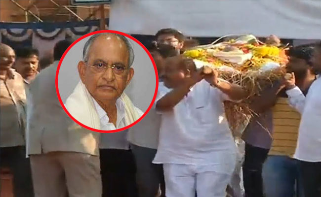 ఆప్తుల అశ్రునయనాల మధ్య &nbsp;ముగిసిన ఎంవీవీఎస్ మూర్తి అంత్యక్రియలు