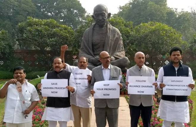 పార్లమెంటులో టీడీపీ ఎంపీల ఆందోళన