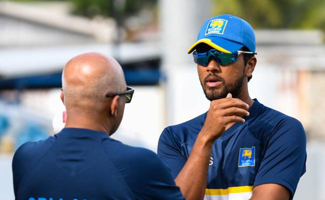 శ్రీలంక కెప్టెన్‌, కోచ్ లకు ఐసీసీ భారీ షాక్..