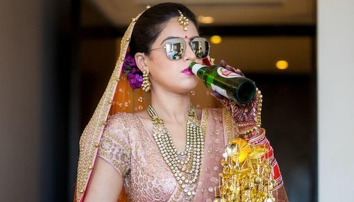 పారిక‌ర్ కు బీర్ తాగుతున్న ఫోటోల‌తో యువ‌తుల ట్రోల్